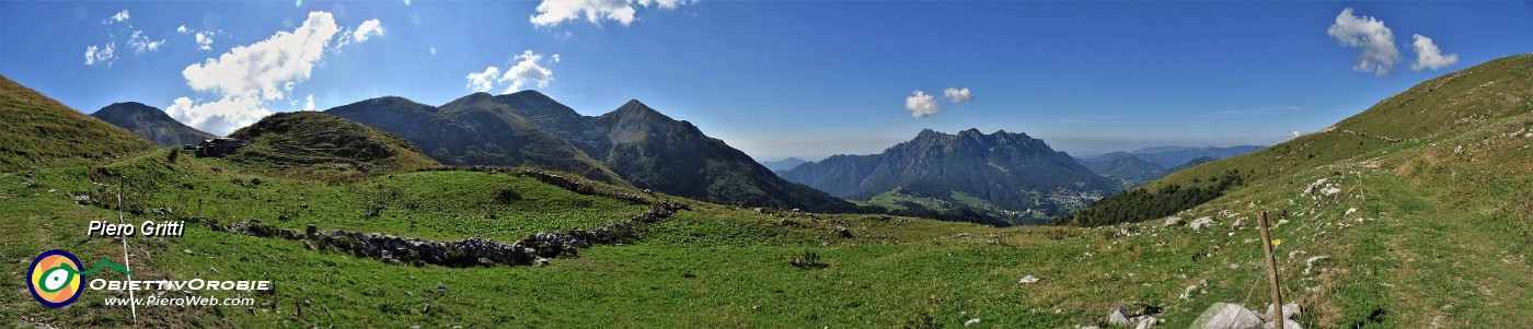 18 Vista panoramica sui pascoli di Baita Zuccone e verso Cime Foppazzi, Grem e Alben.jpg